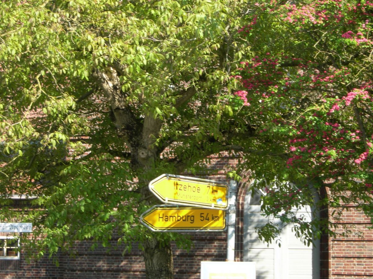 Road sign Itzehoe 7 km, Hamburg 54 km